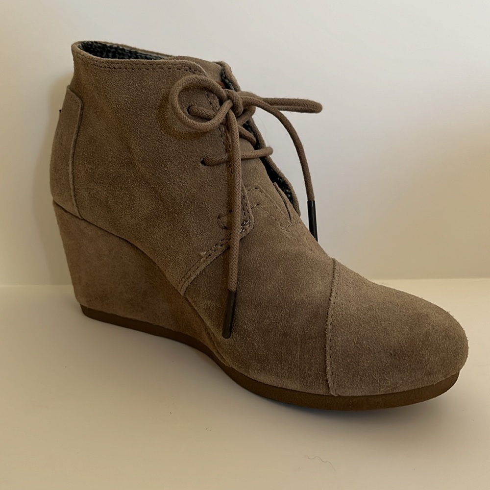 Toms Women's Desert Wedge Taupe Suede Booties - Size 6